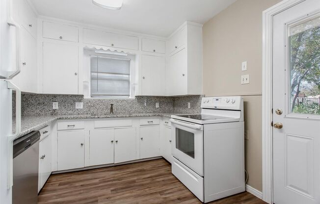 2 bedroom, 1 bath home in Lakewood