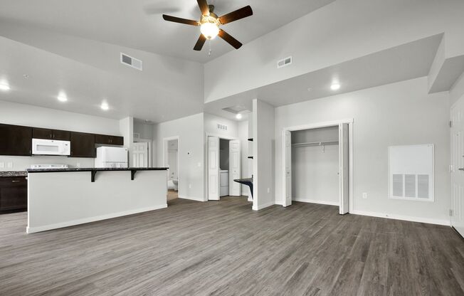 1 bed, 1 bath, 935 sqft, $1,375, Unit 6912E202