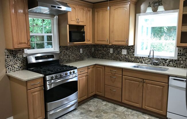 Charming 3 Bedroom Cottage Located in SW Portland, Close to Shopping and Restaurants