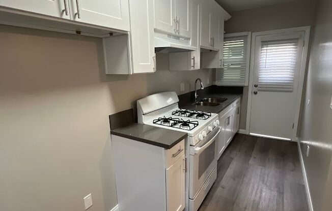 BEAUTIFUL DOWNSTAIRS STUDIO ON ALAMITOS BEACH AREA