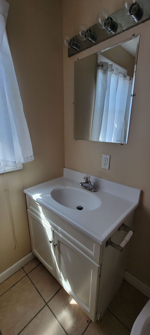 2 Bedroom 1 Bathroom Townhouse for Rent!