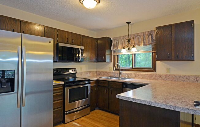 Spacious 2 BD / 1.75 BA Townhome In Maple Grove.