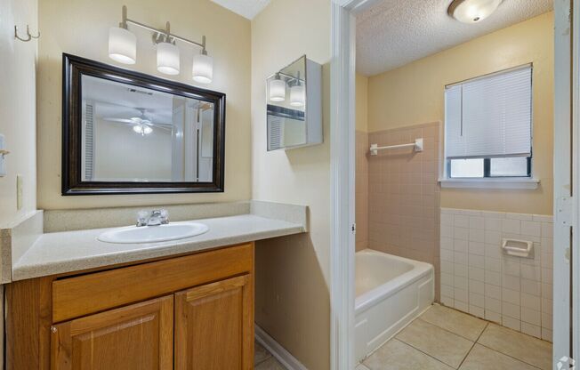 1 bed, 1 bath, 540 sqft, $850, Unit 836 - 8