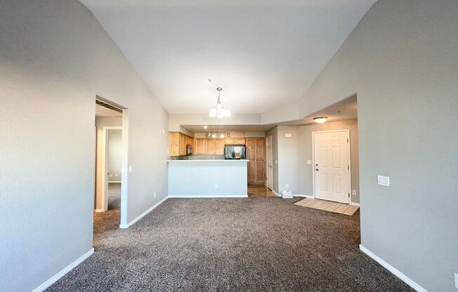 3 beds, 2 baths, $1,900, Unit UNIT # 2127