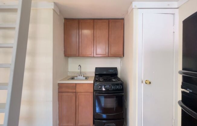 Studio, 1 bath, $995, Unit 6