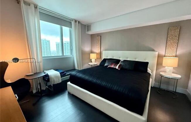 2 beds, 2 baths, 1,123 sqft, $4,650, Unit 55 SE 6th St # 3302