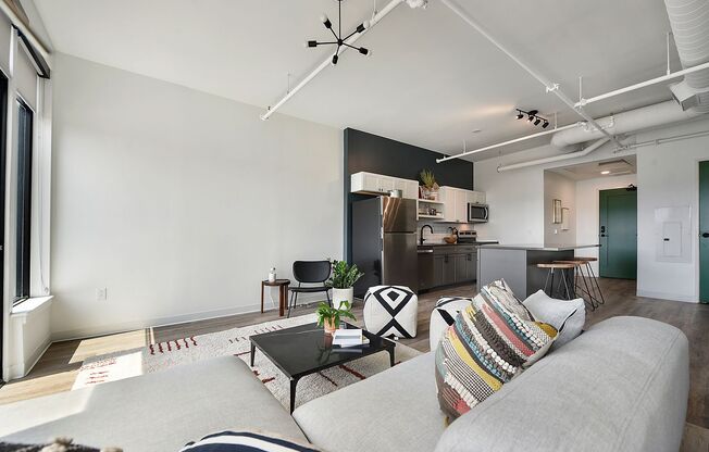 2 beds, 1 bath, 865 sqft, $2,350, Unit Unit 612