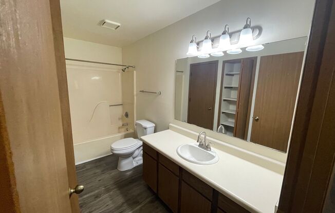 3 beds, 1 bath, 1,040 sqft, $1,695, Unit 3156-208