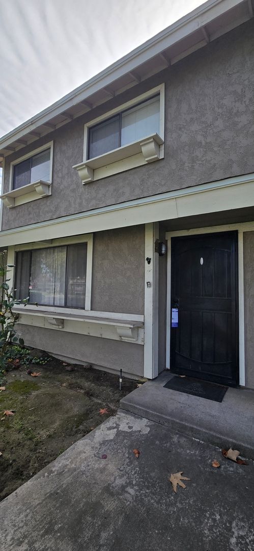 Beautifully Maintained & Convenient Townhome