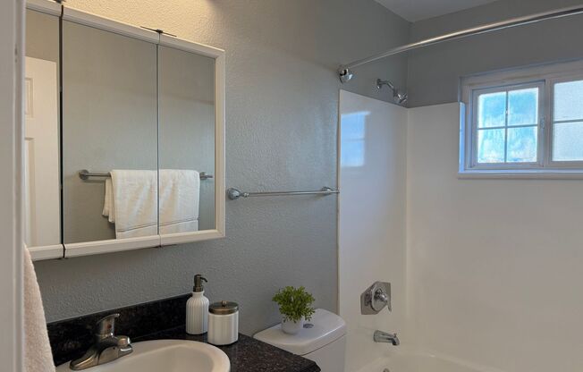 2 beds, 1 bath, 850 sqft, $2,565, Unit 785B