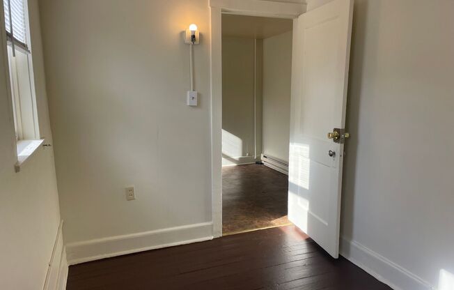 2 beds, 1 bath, $925, Unit 303 S Lime