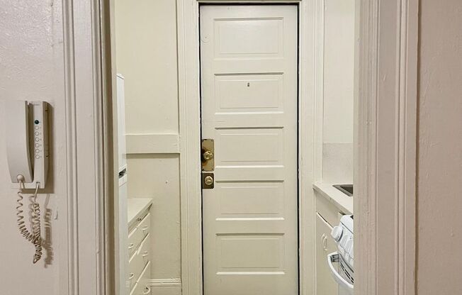 1 bed, 1 bath, 400 sqft, $1,195, Unit B