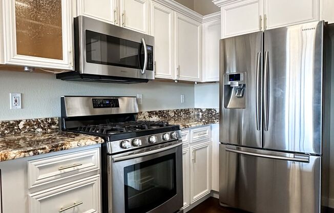 Beautiful Duplex, High End Finishes with LAKE FRONT VIEWS!