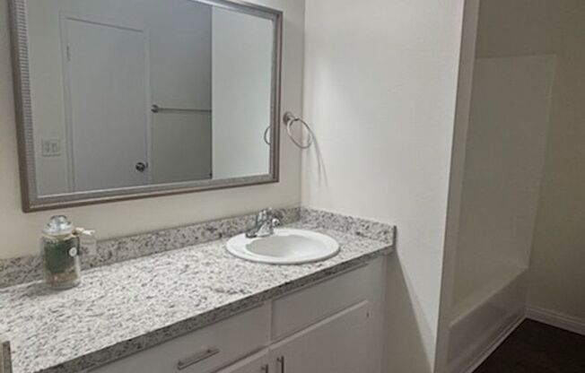 2 beds, 1 bath, 850 sqft, $2,200, Unit 7