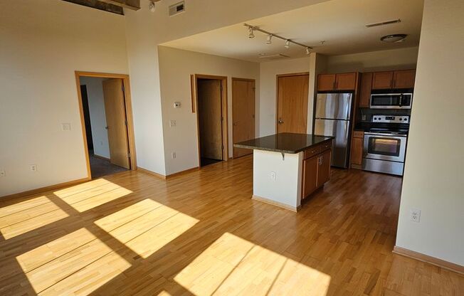 1 bed, 1 bath, 735 sqft, $1,675, Unit 404