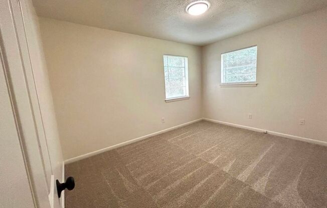 3 beds, 1 bath, $1,100