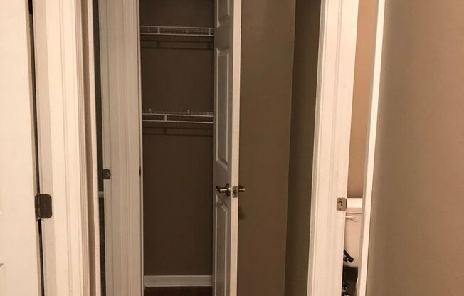 2 beds, 1 bath, 890 sqft, $975, Unit 4-40