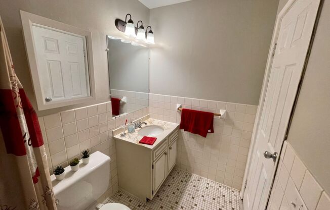 1 bed, 1 bath, 700 sqft, $900, Unit W 104