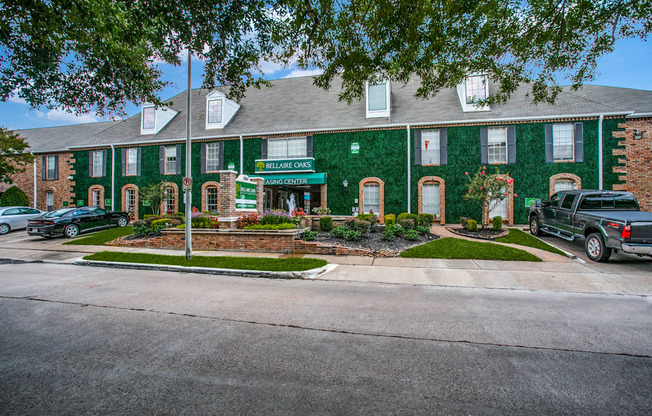 Welcome to Bellaire Oaks - Southwest Houston, TX Apartments