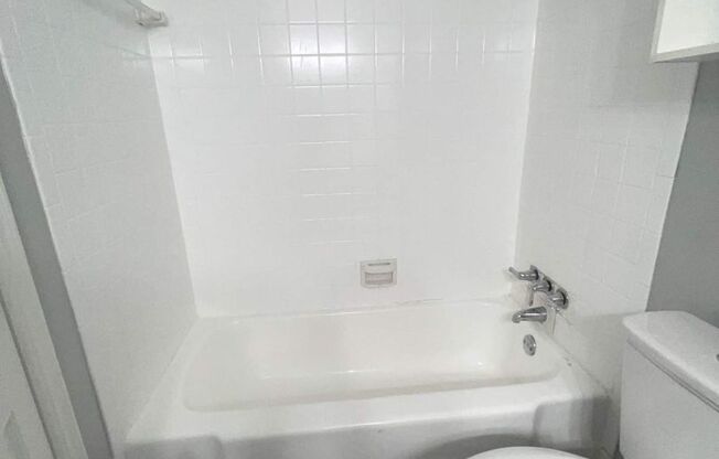 2 beds, 2 baths, 925 sqft, $1,300, Unit 203