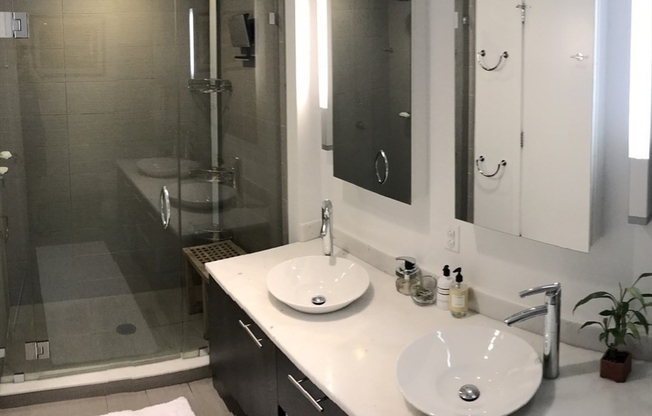 1 bed, 1.5 baths, 1,040 sqft, $5,200, Unit 17H