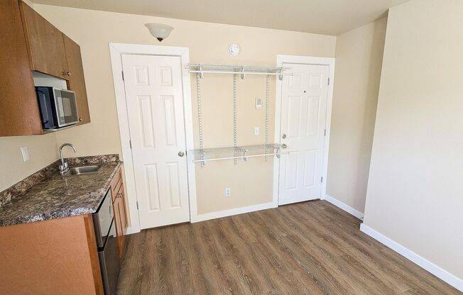 Studio, 1 bath, 150 sqft, $995, Unit 5G