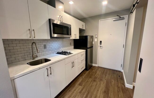 Studio, 1 bath, 313 sqft, $1,895, Unit 435-409