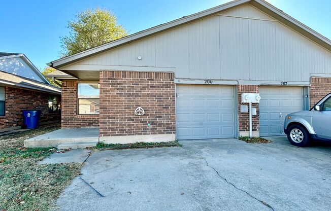 Two Bed One Bath Duplex In Edmond (See Contact Info Below)