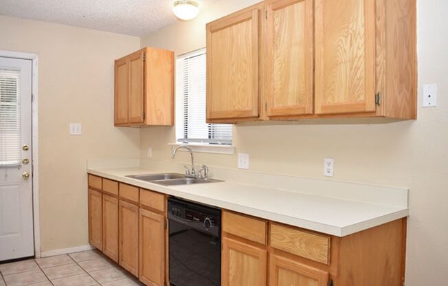 7009-7011 Overton Park