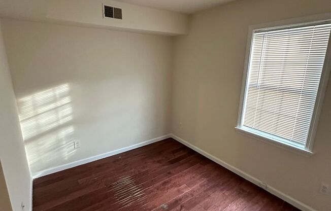 Studio, 1 bath, 300 sqft, $925, Unit 2D