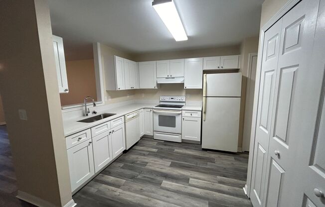 3/2  Duplex with brand new flooring and kitchen !