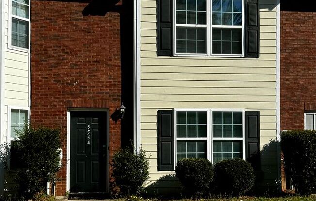 3 Bedroom/2.5 Bath Townhome in Forest Park!