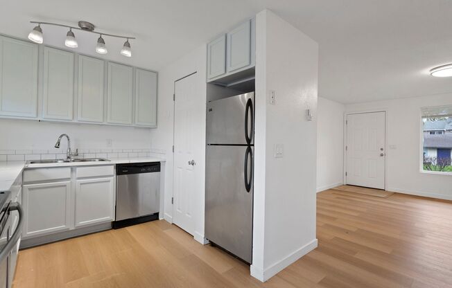 3 beds, 1 bath, 864 sqft, $1,750, Unit 40