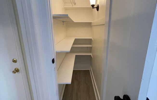 ECHO PARK studio ready to move in!!! Location, Location, Location!!