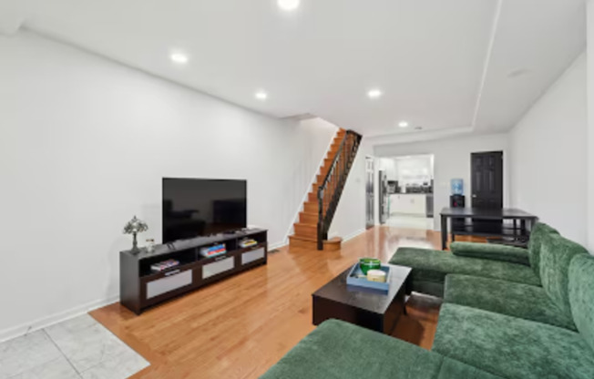 Newly Renovated Townhome in South Philadelphia! Available NOW!