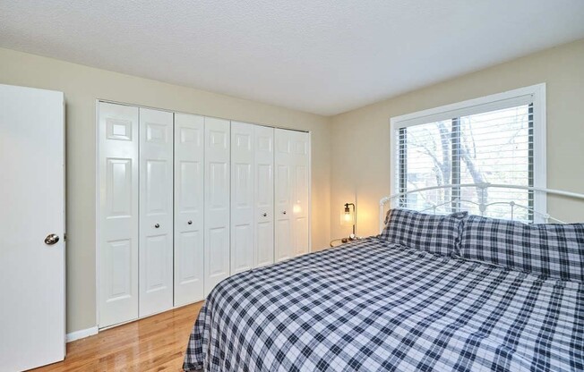 2 beds, 1 bath, 906 sqft, $2,300, Unit 215