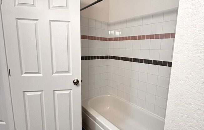 1 bed, 1 bath, 660 sqft, $1,075, Unit H - 037