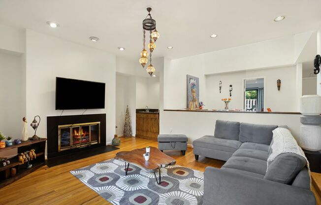 Contemporary 3BR/3BA Retreat in Sought-After Strathmore Place