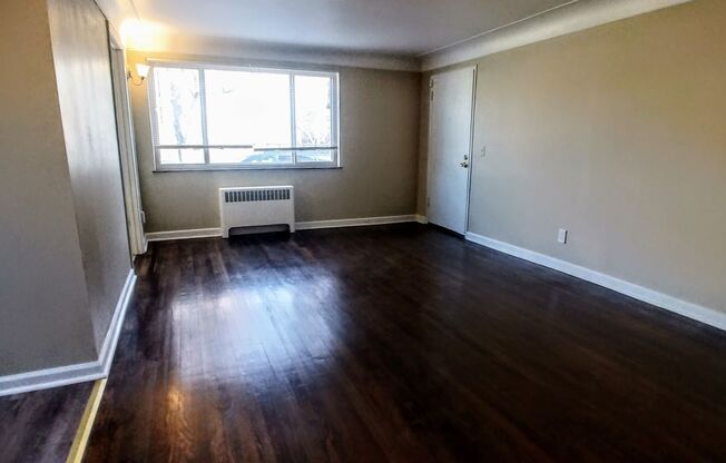 3 beds, 1 bath, 1,100 sqft, $1,600, Unit Apt 4