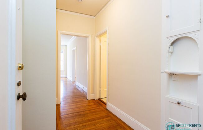 Sunset: Massive Studio Apartment w/ Views, Onsite Laundry & Optional Parking