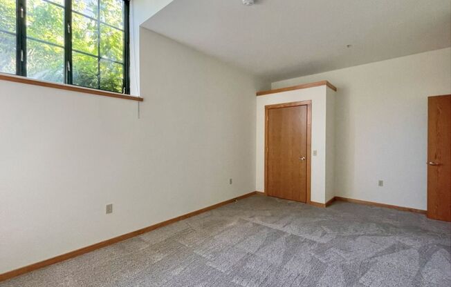 2 beds, 1 bath, 864 sqft, $2,050, Unit 127