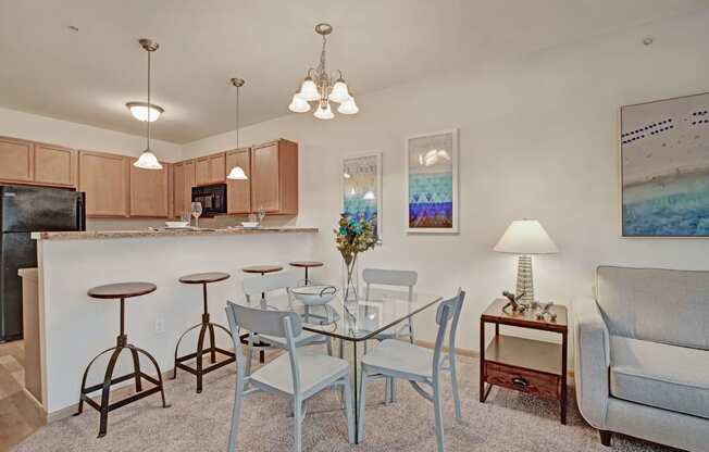 Swan Creek dining area Apartments in Fitchburg, Wisconsin