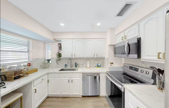 Great Property with Pool in Desirable Flamingo Estates!