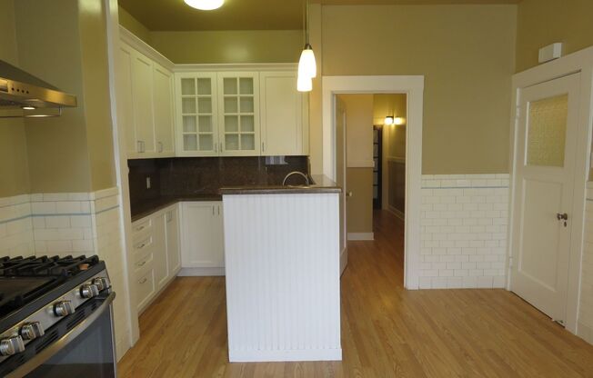 2 beds, 1 bath, $5,300, Unit 2040