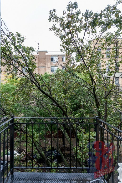 309 E 8 ST