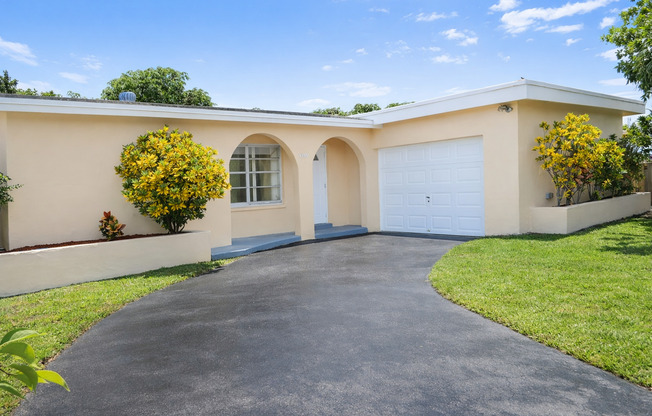 3BED/2BATH house with Large fenced backyard and split floorplan!