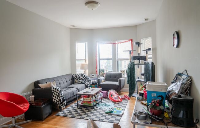 3 beds, 1 bath, 850 sqft, $1,895, Unit 3002-1S