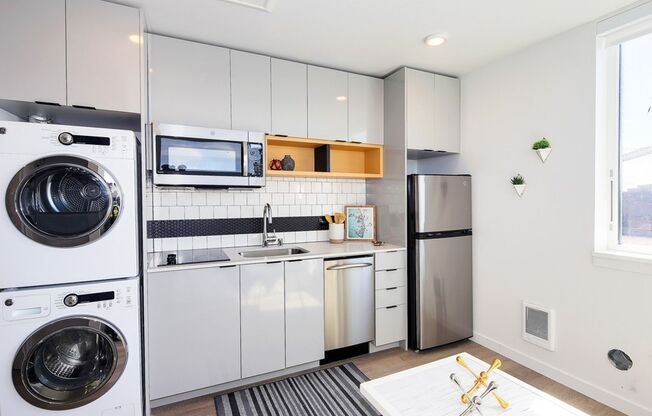 Studio, 1 bath, 230 sqft, $1,160, Unit 310
