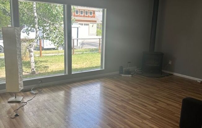 2 beds, 1 bath, $2,400