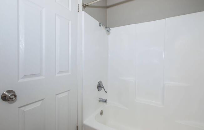 2 beds, 2 baths, 811 sqft, $1,105